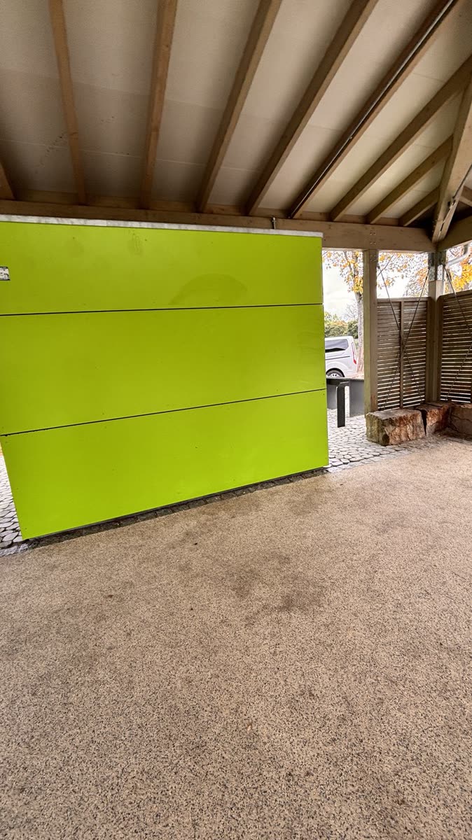 Nachher: Lärmschutzwand komplett gereinigt