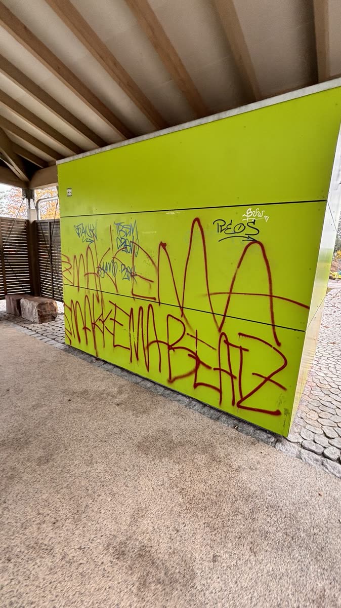 Vorher: Graffiti auf grüner Lärmschutzwand