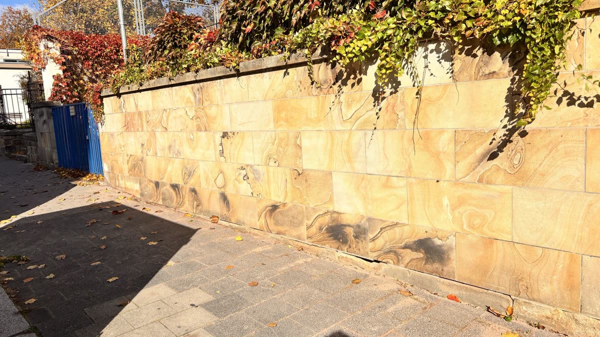 Nachher: Saubere Sandsteinmauer