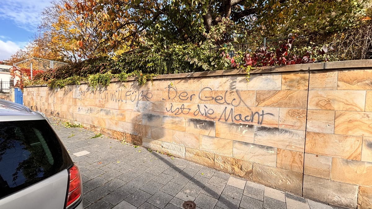 Vorher: Sandsteinmauer mit Graffiti