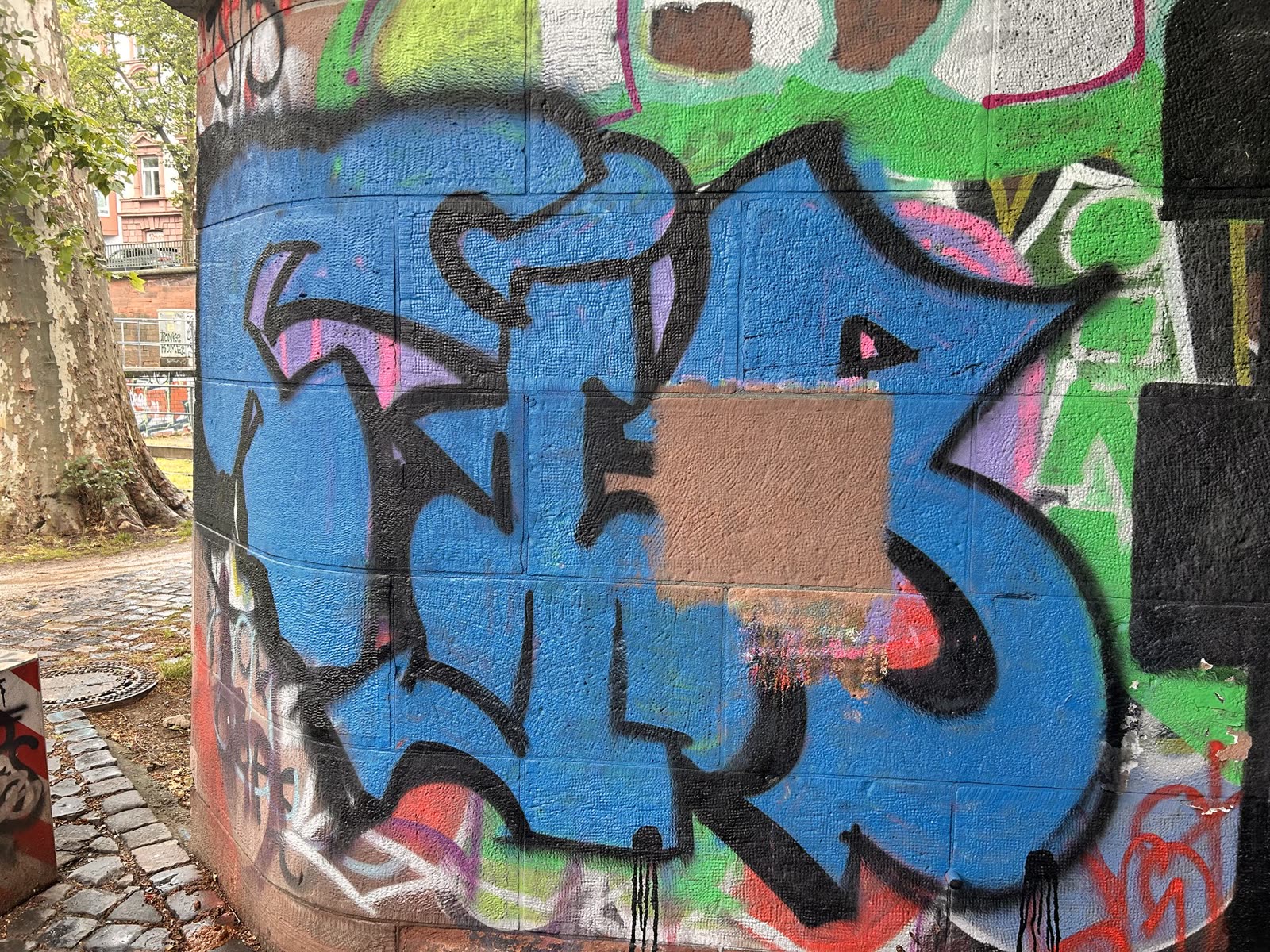 Buntes Graffiti auf Beton